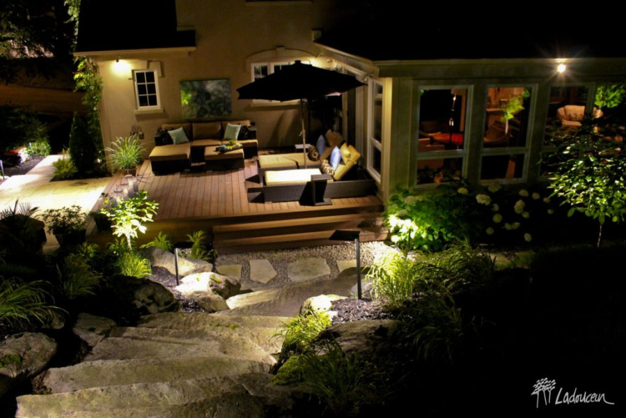 Éclairage paysager terrasse bois végétaux mobilier lounge innovations paysagees ladouceur