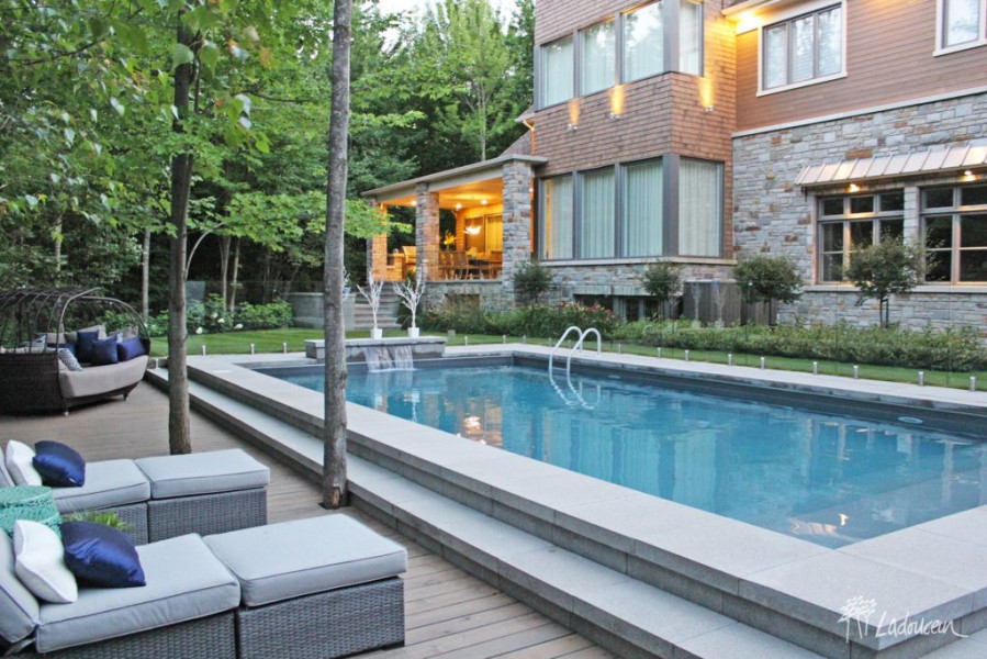 Amenagement paysager cour arriere pave et beton autour de la piscine foyer mobilier lounge cloture piscine en verre patio bois composite