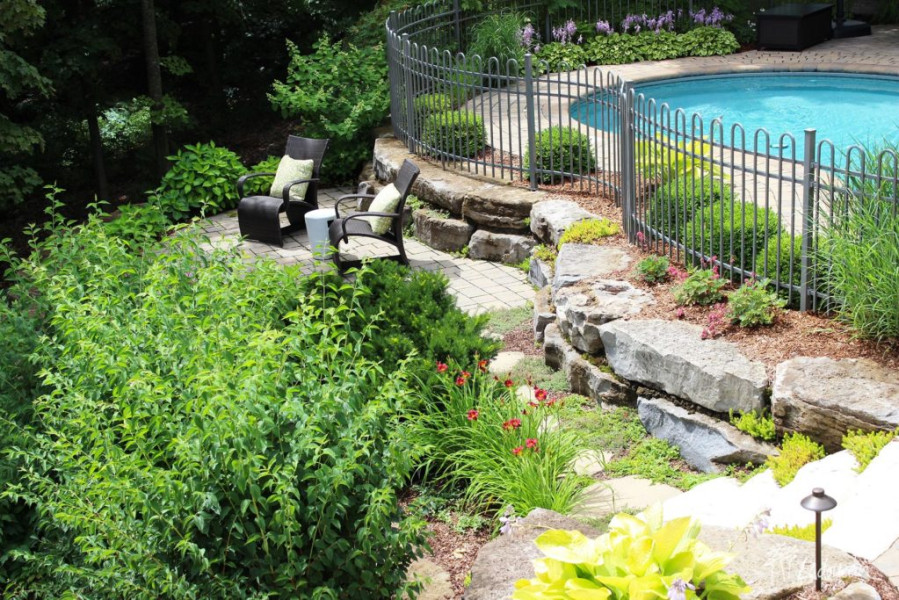 Amenagement paysager et piscine de style champecctre avec roches pierre naturelle ladouceur