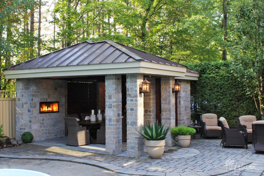 Pavillon de cuisine extérieure en pierres contemporaines avec foyer intégré - Ladouceur