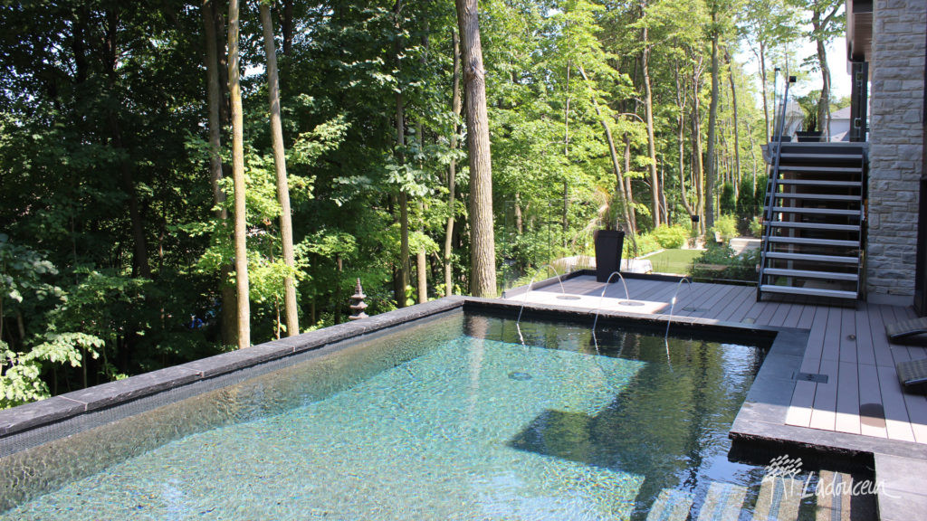 Aménagement d'un contour piscine contemporaine, d'arrière cour sur un terrain escarpé par Ladouceur