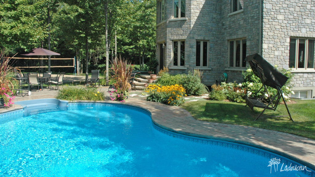 Aménagement paysager champêtre classique, cour arrière et contour de piscine en pavé de béton Ladouceur