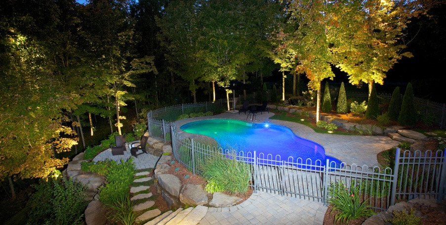 Aménagement paysager et de piscine de style champêtre, éclairage paysager Ladouceur ()