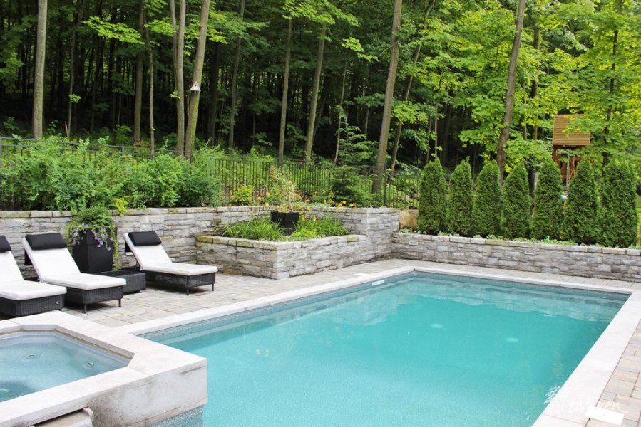 Amenagement piscine creusee et spa espace detente muret de pierre naturelle ecran d intimite ladouceur