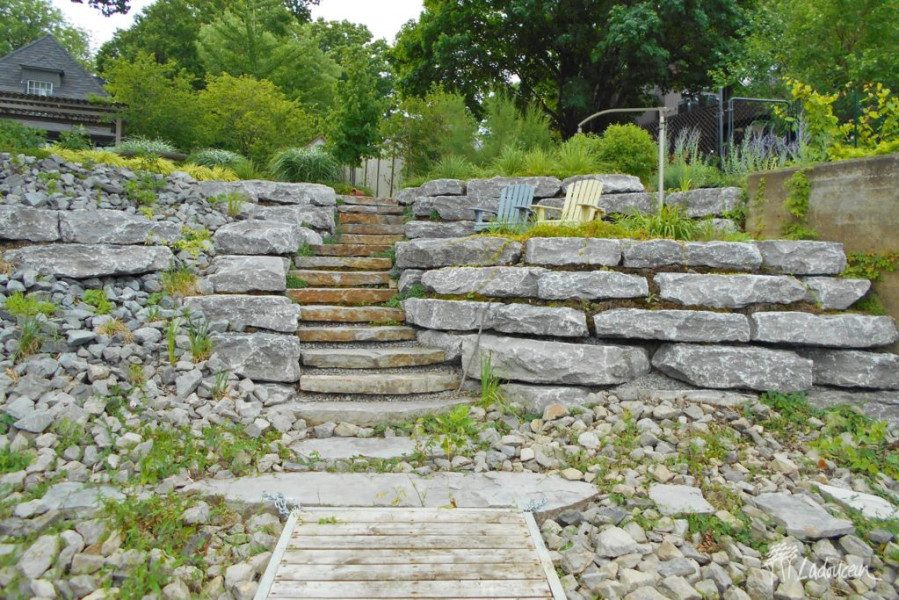 Amenagment de berge avec muret de pierres naturelles desccentes avec marches de pierre et espace detente ladouceur