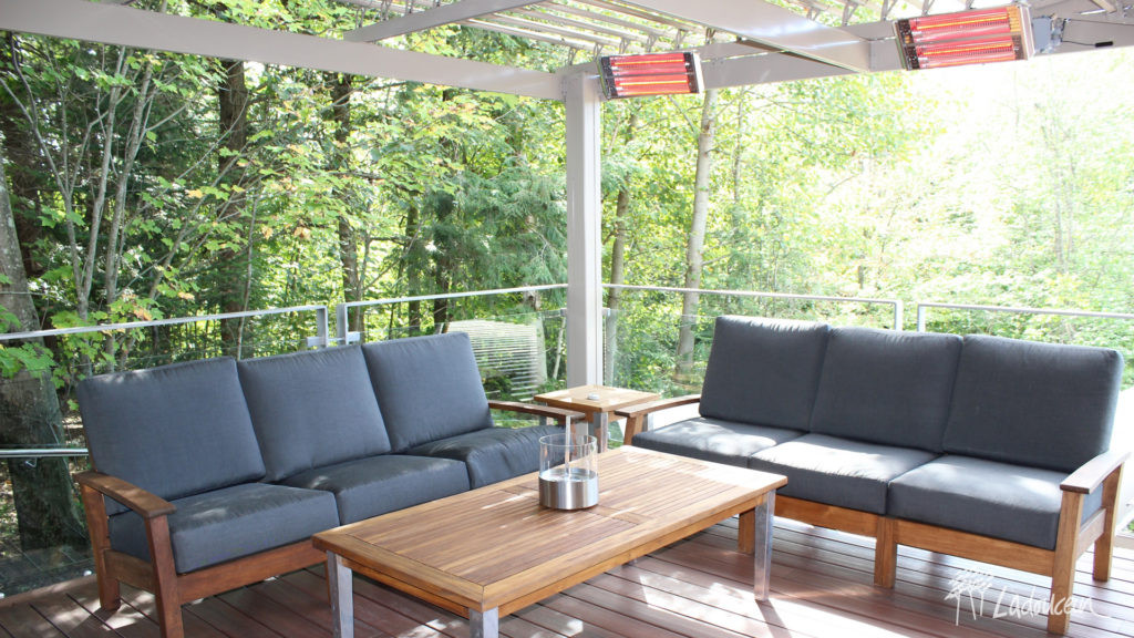 Espace détente, mobilier de jardin, pergola SunLouvre en aluminium, terrasse lounge en bois composite foyer à l’éthanol. Un projet signé Ladouceur