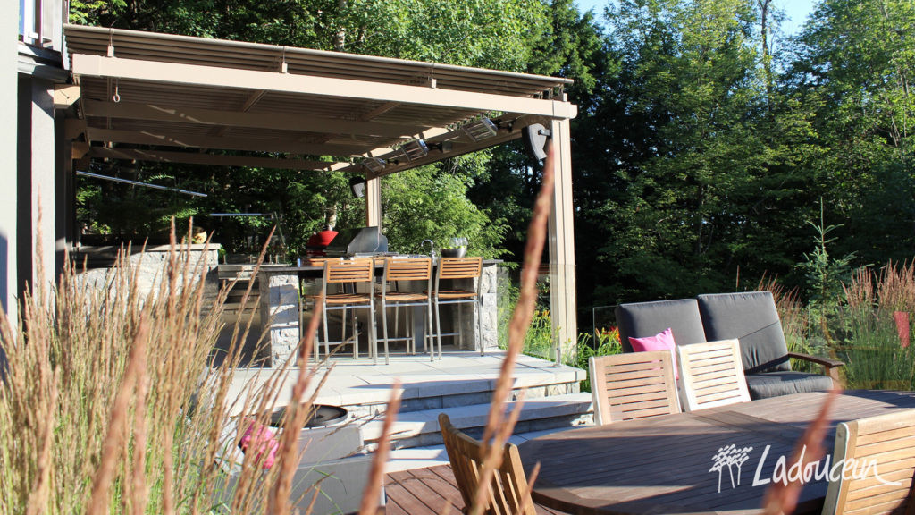 Terrasse en bois composite, lounge extérieur, pergola à lames orientables SunLouvre, aménagement paysager Ladouceur