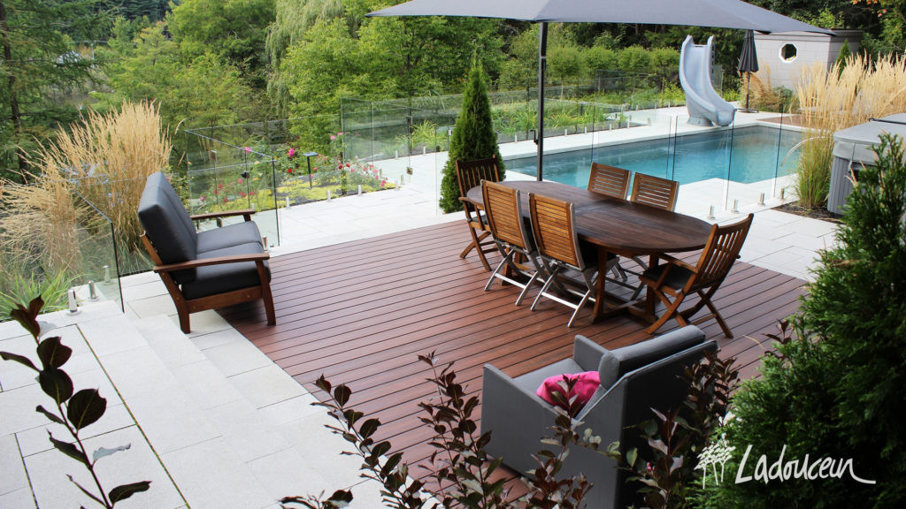 Terrasse en bois synthetique fibron au bord de la piscine
