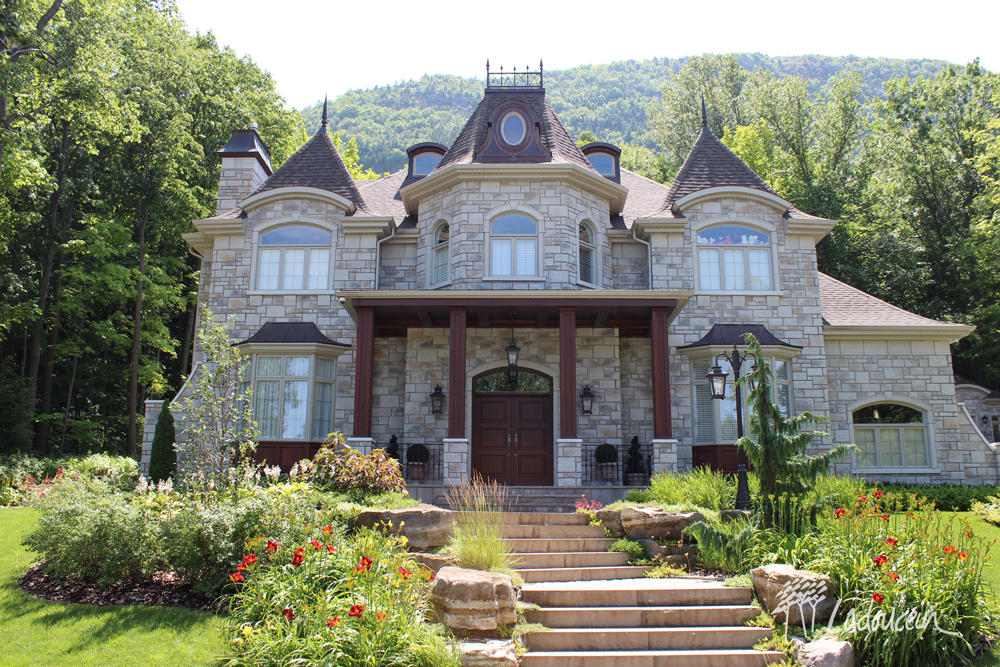 Aménagement de façade de style classique sur terrain en montagne par ladouceur