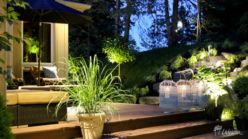 Terrasse et espace détente et éclairage paysager réalisée par Ladouceur paysagiste