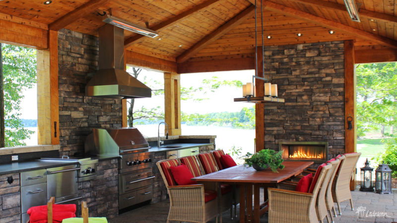 Pavillon cuisine extérieure BBQ mobilier de jardin muret de pierre chauffe-terrasse foyer sur mesure maçonnerie Ladouceur