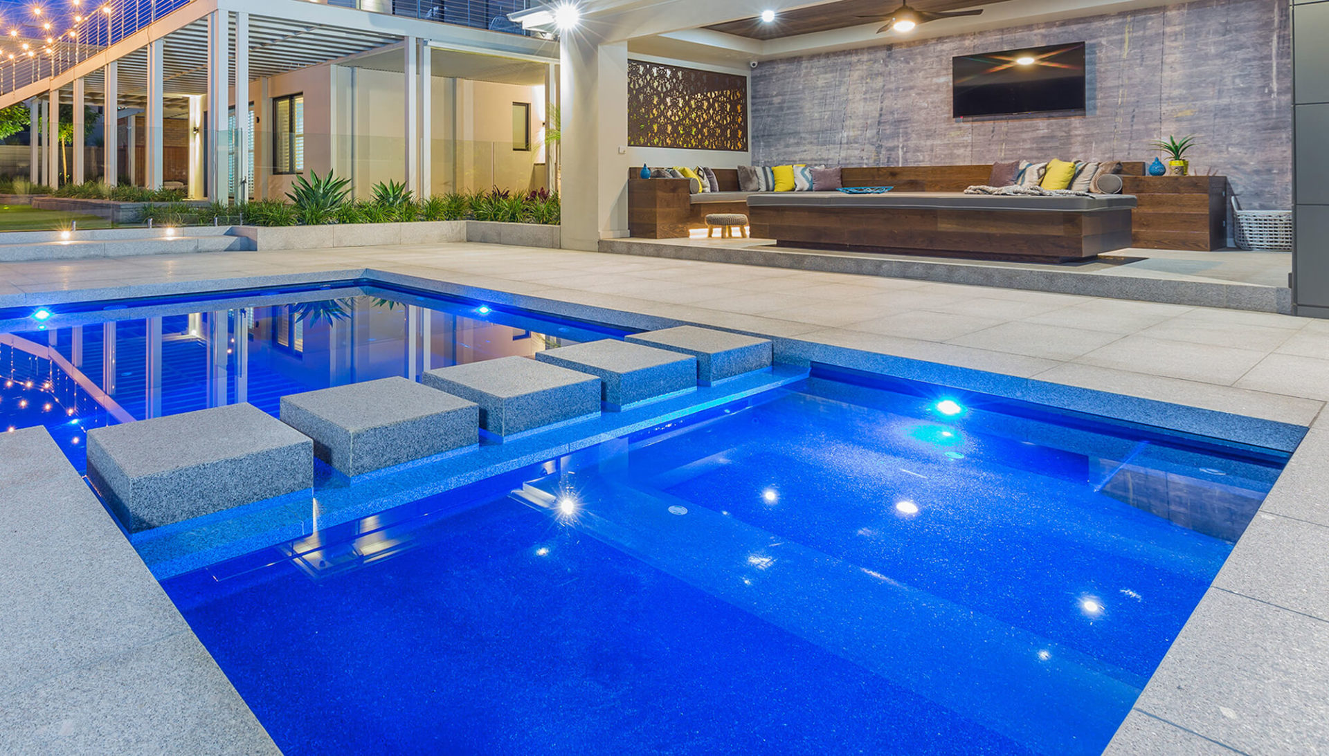 Pataugeoire Splash Deck Harmony piscine creusée contemporaine de fibre de verre Narellan bleue agate - Ladouceur
